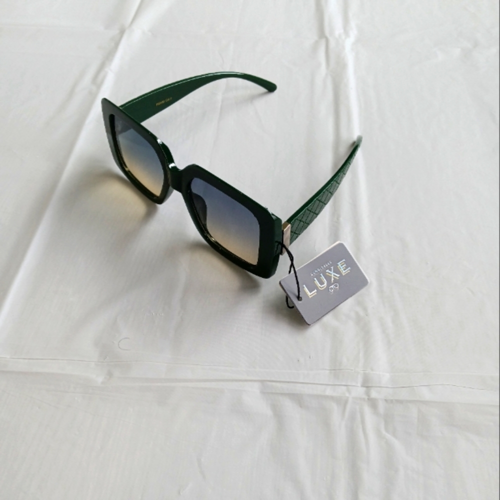 NWT Luxe Hunter green sunglasses.